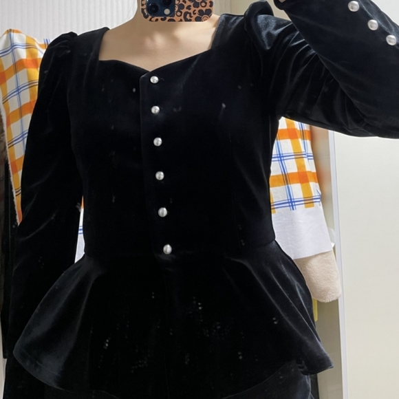 Voca Vaca velvet like blouse with pearl colored buttons on the front and sleeves - Picture 1 of 4